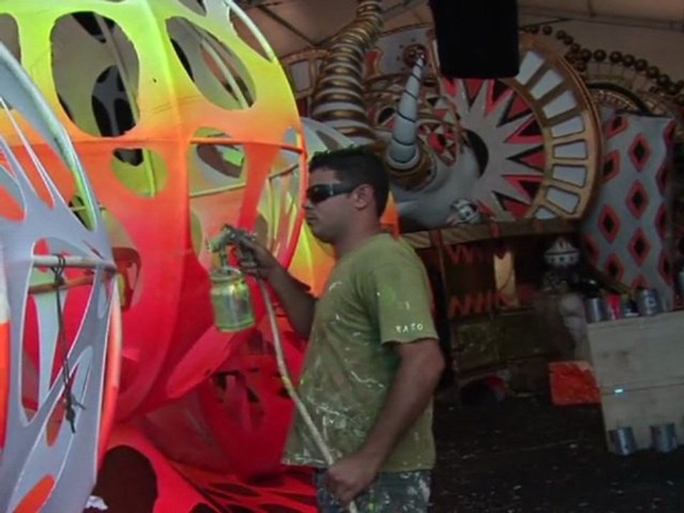 Rio: les écoles de samba brûlées s'activent avant le Carnaval