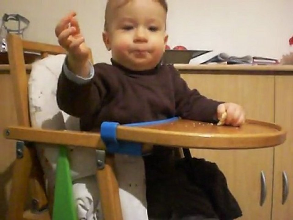 Je mange tout seul mon biscuit sous surveillance qd même!!