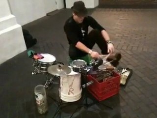 un batteur improvisé très talentueux :)