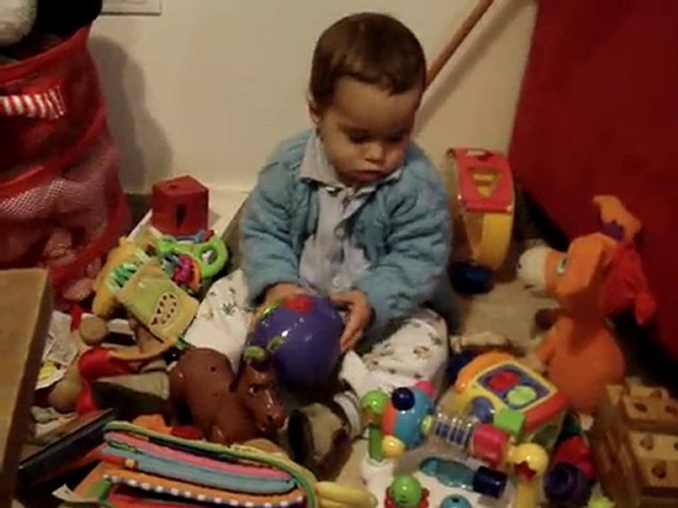 Anaël joue 5 (18 mois)