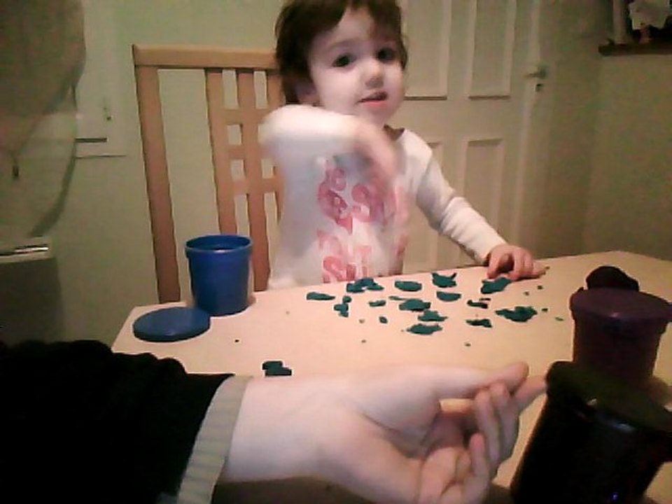 Clara et la pâte a modeler