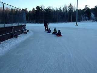 papa patine et tire les luges