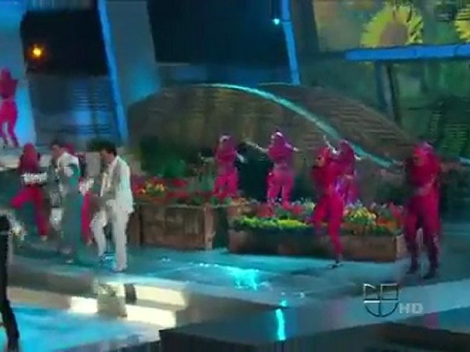 Tito El Bambino - Llueve El Amor ( Premios Lo Nuestro 2011)