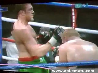boxer punches himself