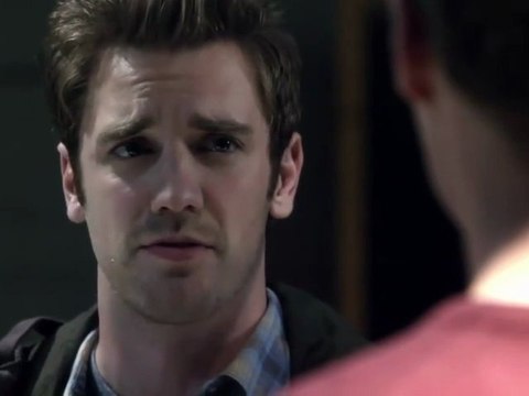 V(2009) Extrait 2x08 Uneasy Lies the Head #3