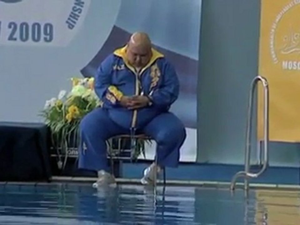 homme-dort-piscine