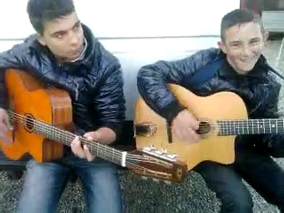 le gitan con ki fait de la guitare
