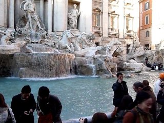 Fontana di Trevi: viendo gente lanzar monedas