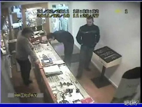 Rapinatori armati messi in fuga dal gioielliere