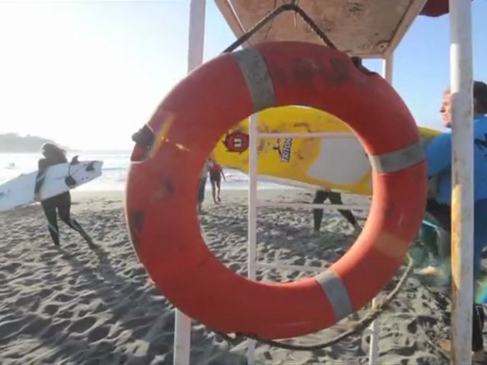 Escuelas de surf para niños popularizan la disciplina en Chile
