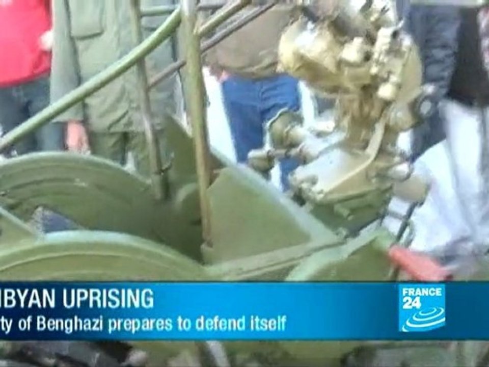 Libya: Benghazi braces itself for attack as Gaddafi digs in