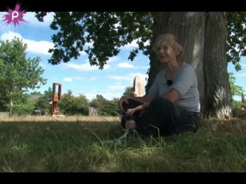 Anne Belet et les sculptures en bois de Mouzeil