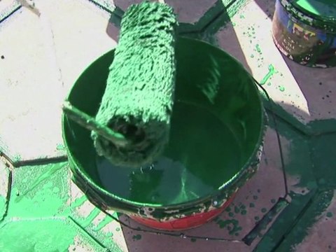 Libye: les habitants de Benghazi peignent leur nouveau drapeau