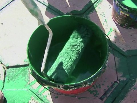 Libye: les habitants de Benghazi peignent leur nouveau drapeau