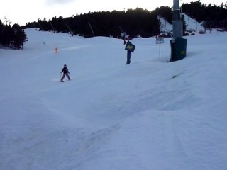 20110216 Clara saute une bosse Les Angles