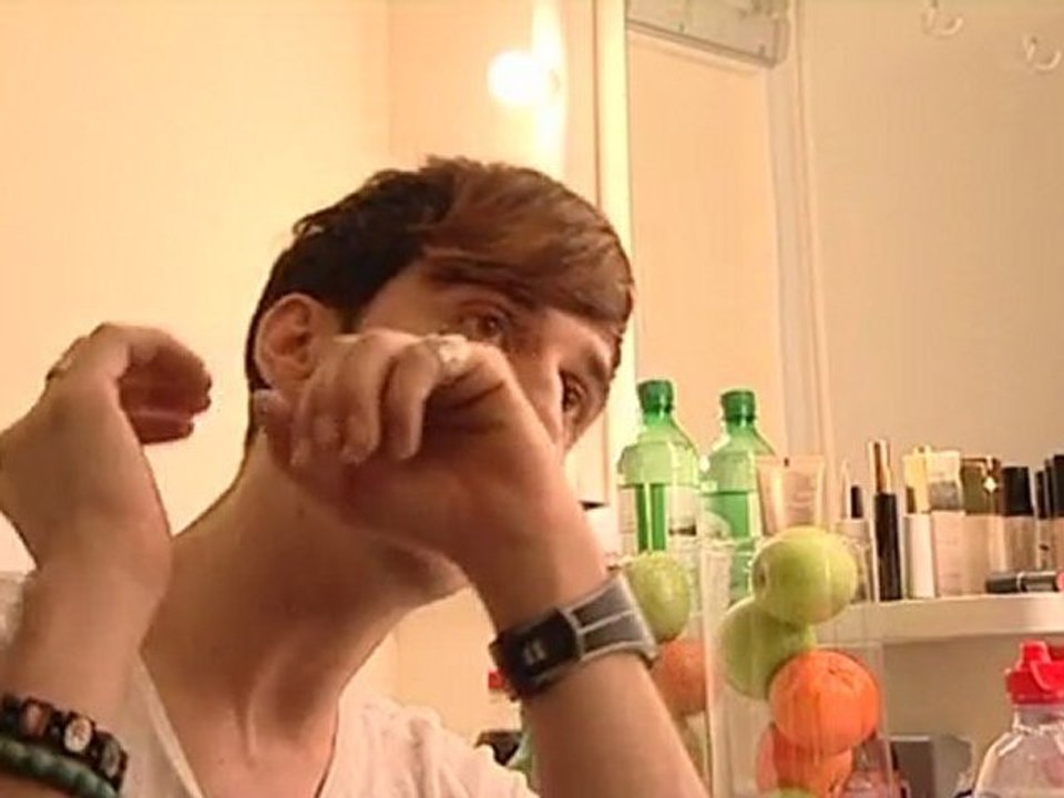 Russell Kane performs stand-up lying down for Breathe Right