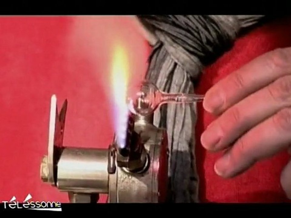 Un souffleur de verre à la flamme (Essonne)