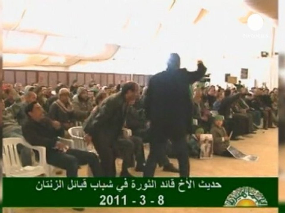 Mouammar Kadhafi occupe le terrain médiatique