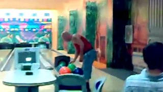 Un vero macho dà spettacolo al bowling