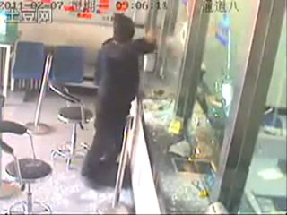 Cinque minuti di martellate per il rapinatore peggiore