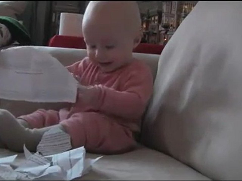 Baby Laughing Hysterically at Ripping Paper Vídeo Dailymotion