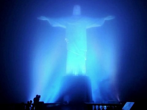 Brésil: la statue du Christ Rédempteur de Rio prend des couleurs