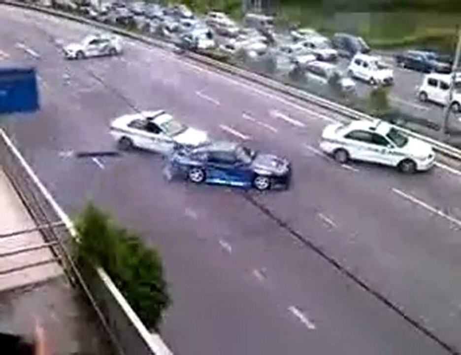 Fa drifting mentre viene inseguito dalla polizia