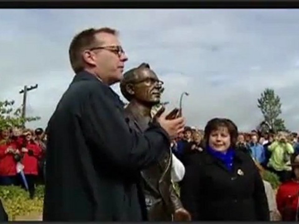 Kiefer Sutherland inaugure la statue de son gran-père