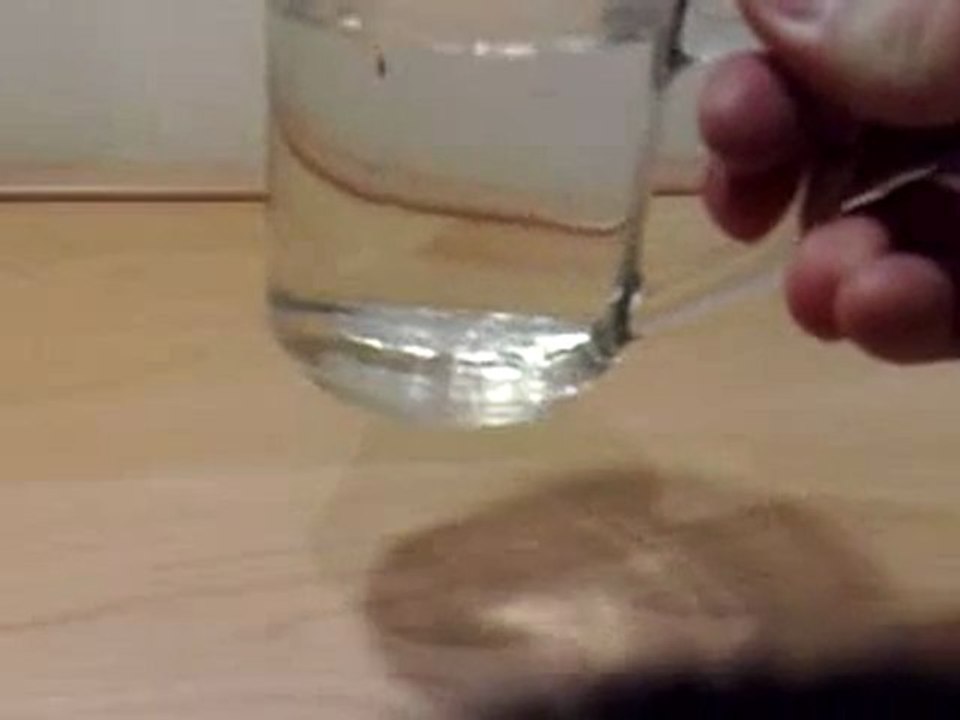 la cuillere qui fond dans un verre d eau