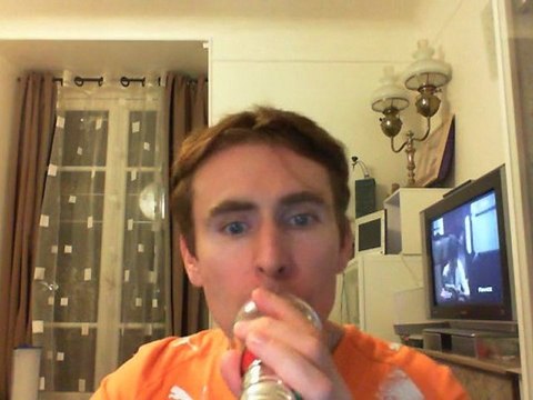 Wiwi égratigne down on me