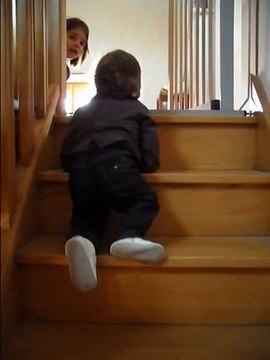 élina monte les escaliers