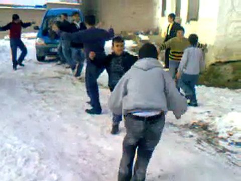 ÇAKILLI KÖYÜ GENÇLER DÖKTÜRÜYOR