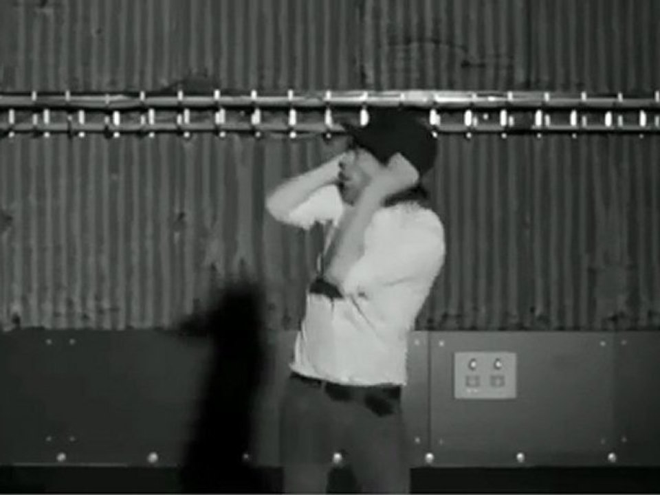 Thom gets down to _Single Ladies_ (LOTUS FLOWER DUB)