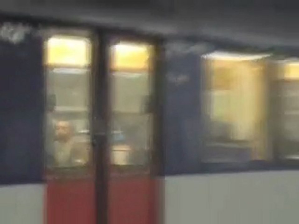 MS61 ARRIVE ET PART DE LA GARE Charles de Gaulle Etoile