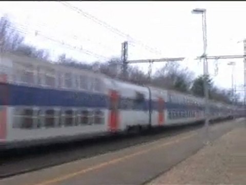 Z5600 UM EN Z20500 PASSE EN GARE DE Thomery