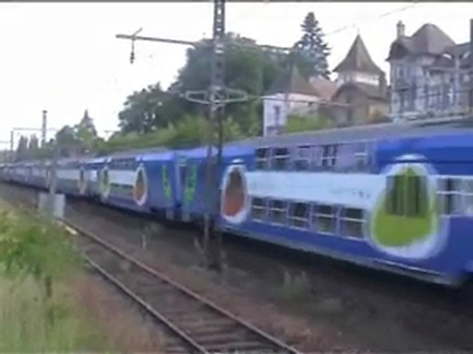 une z20900 UM  livrée transilien arrive à moret