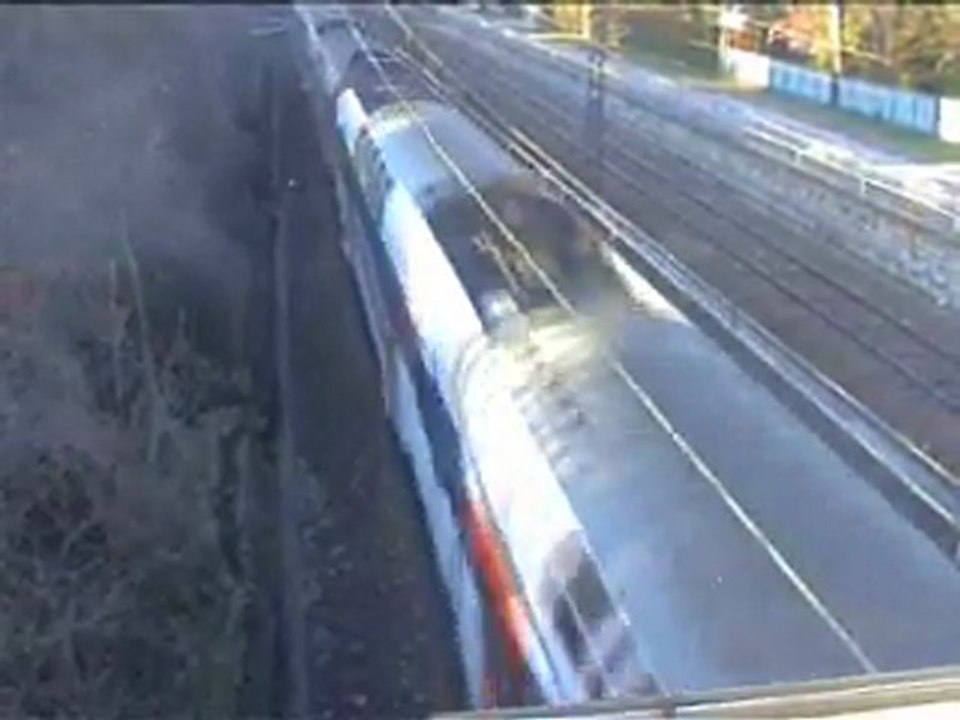 une z20900 et une z5600 passe sous le pont de moret
