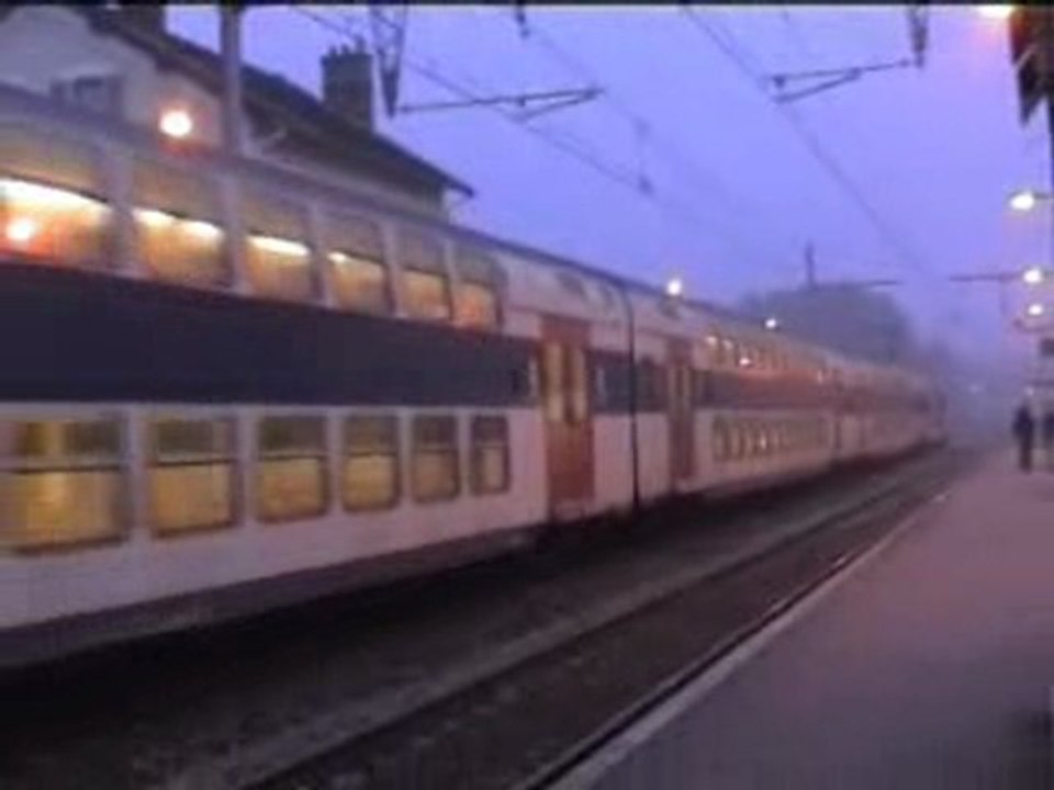 UNE Z20900 ARRIVE ET PART DE LA GARE DE MAISE 2