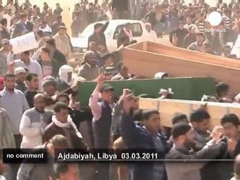 Funérailles d'insurgés libyens à Ajdabiya - no comment