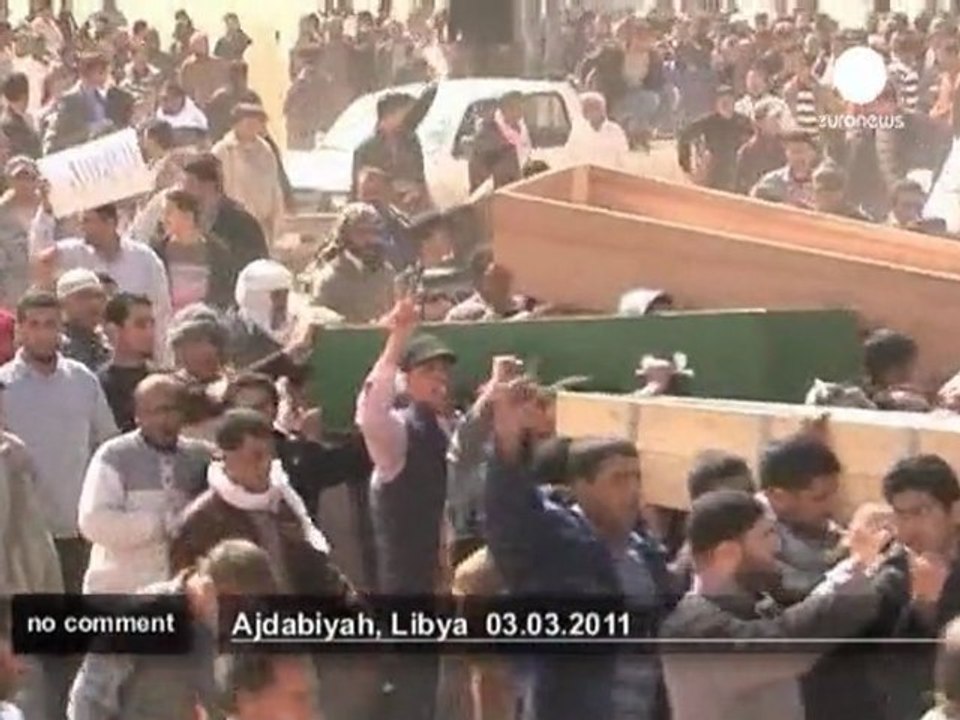 Funérailles d'insurgés libyens à Ajdabiya - no comment