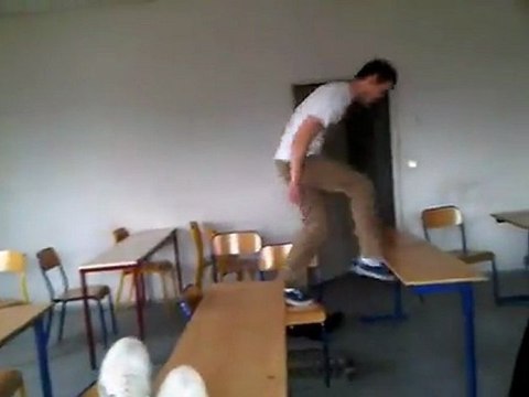 Figure en skate dans une classe