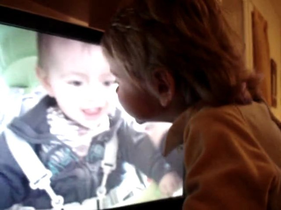 luca se fait des bisous à l'ecran