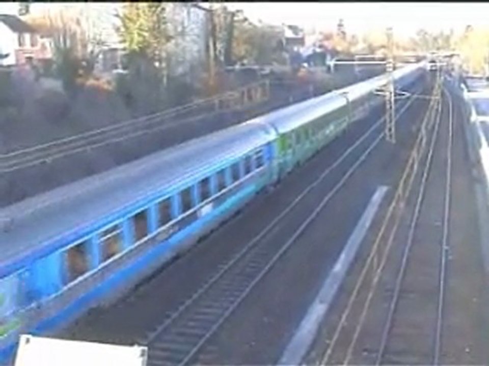 Une BB7200 passant avec ses 14 voitures teoz à Moret