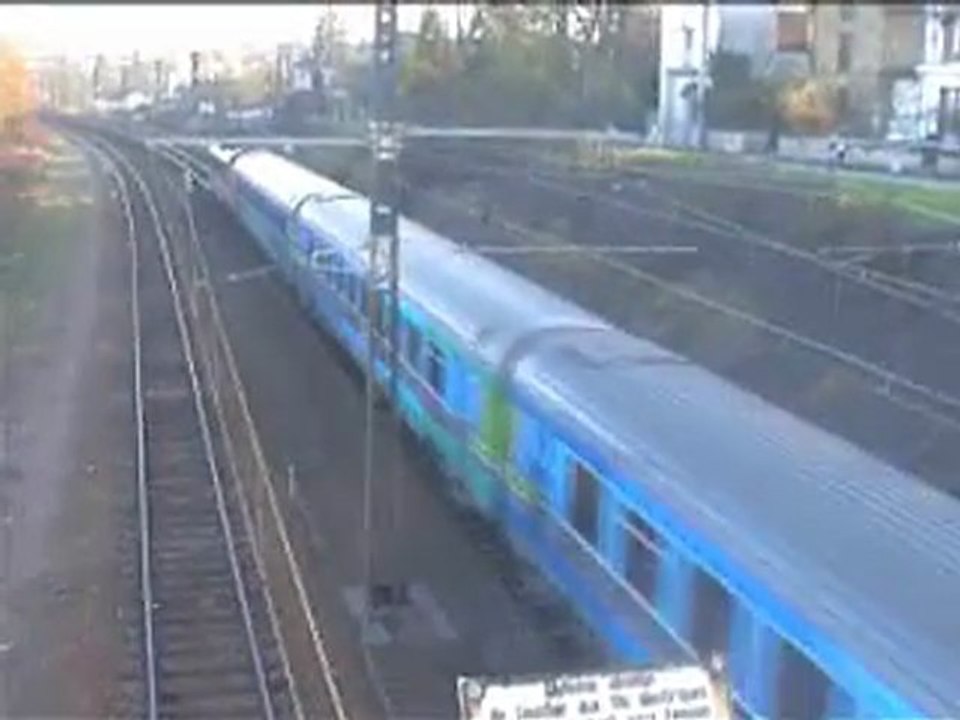 Passage d'une BB26000 avec ses 7 voitures teoz à moret