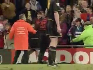 Clash Foot - Cantona vs supporter Crystal Palace