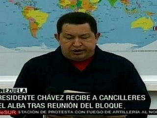 Presidente Chávez da lectura a resolución final de reunió