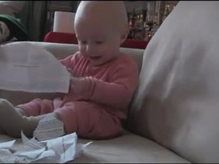 Bébé rigole quand papa déchire du papier