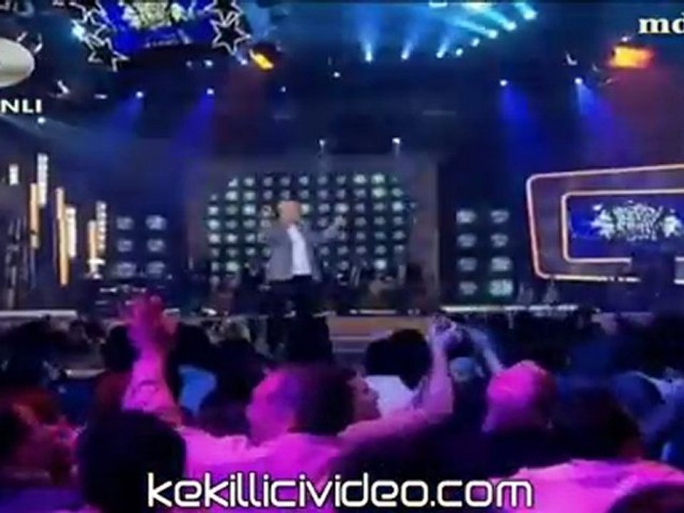 Mavi Işıklar Helvacı Helva - Beyaz Show Canlı Performans