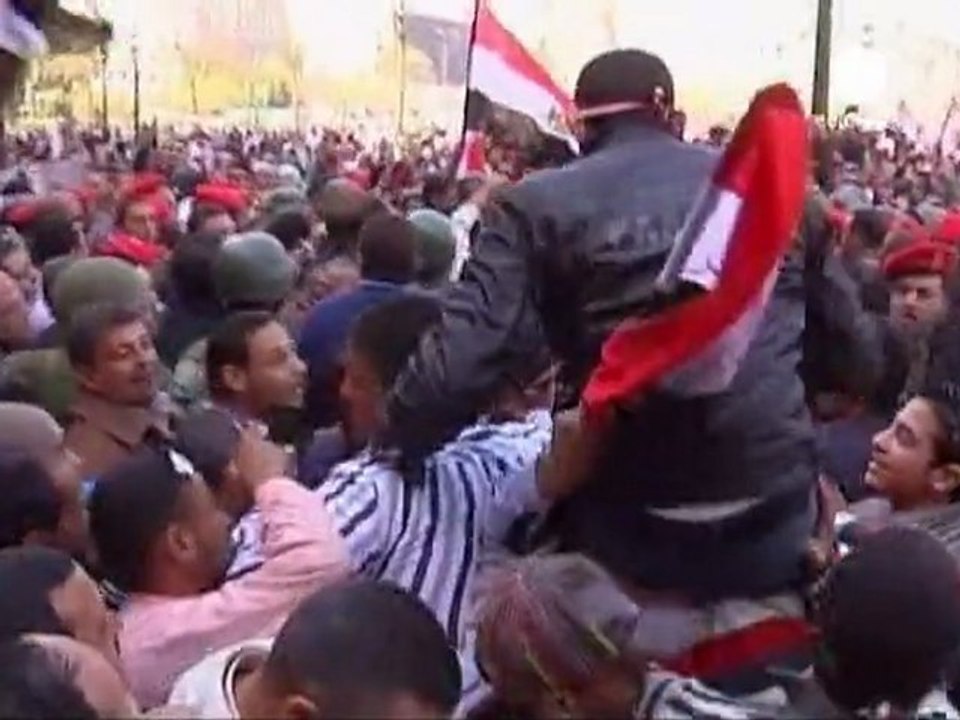 Egyptian protesters target security forces