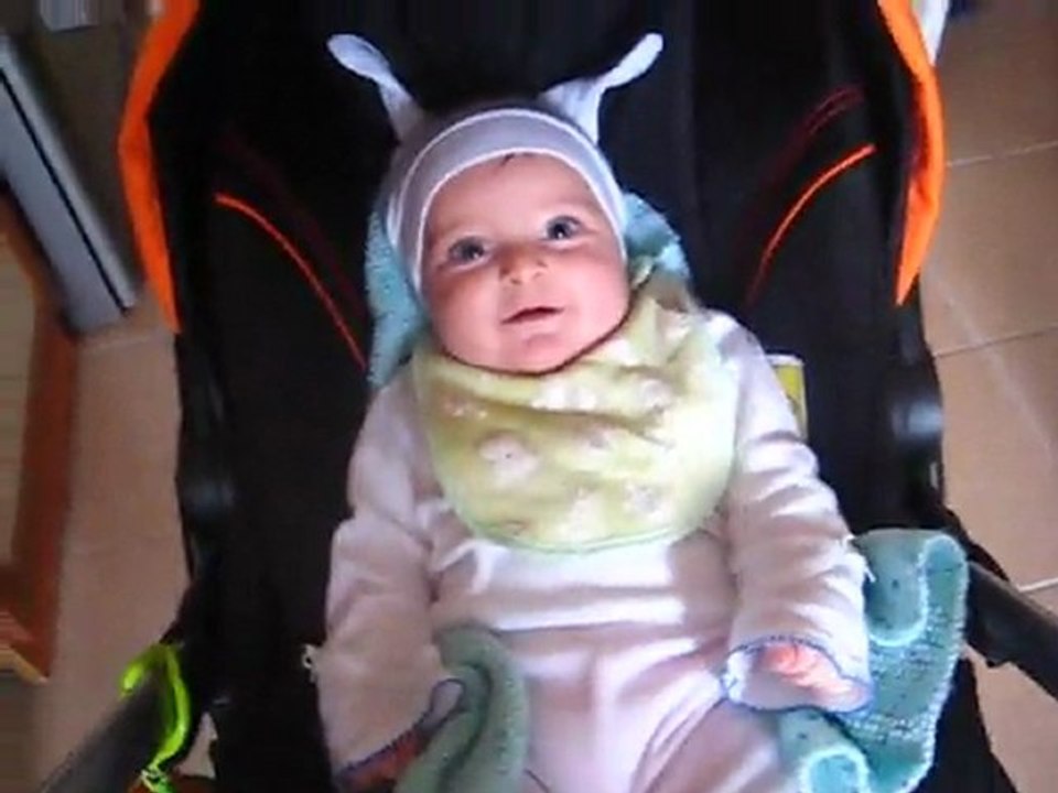 Zeynep-Şubat 2011-3  Arabasında Annesi ile oynuyor